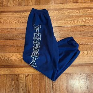 Minnesota spell out pants‎